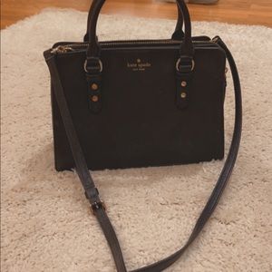 I’m selling my Kate spade cross body bag